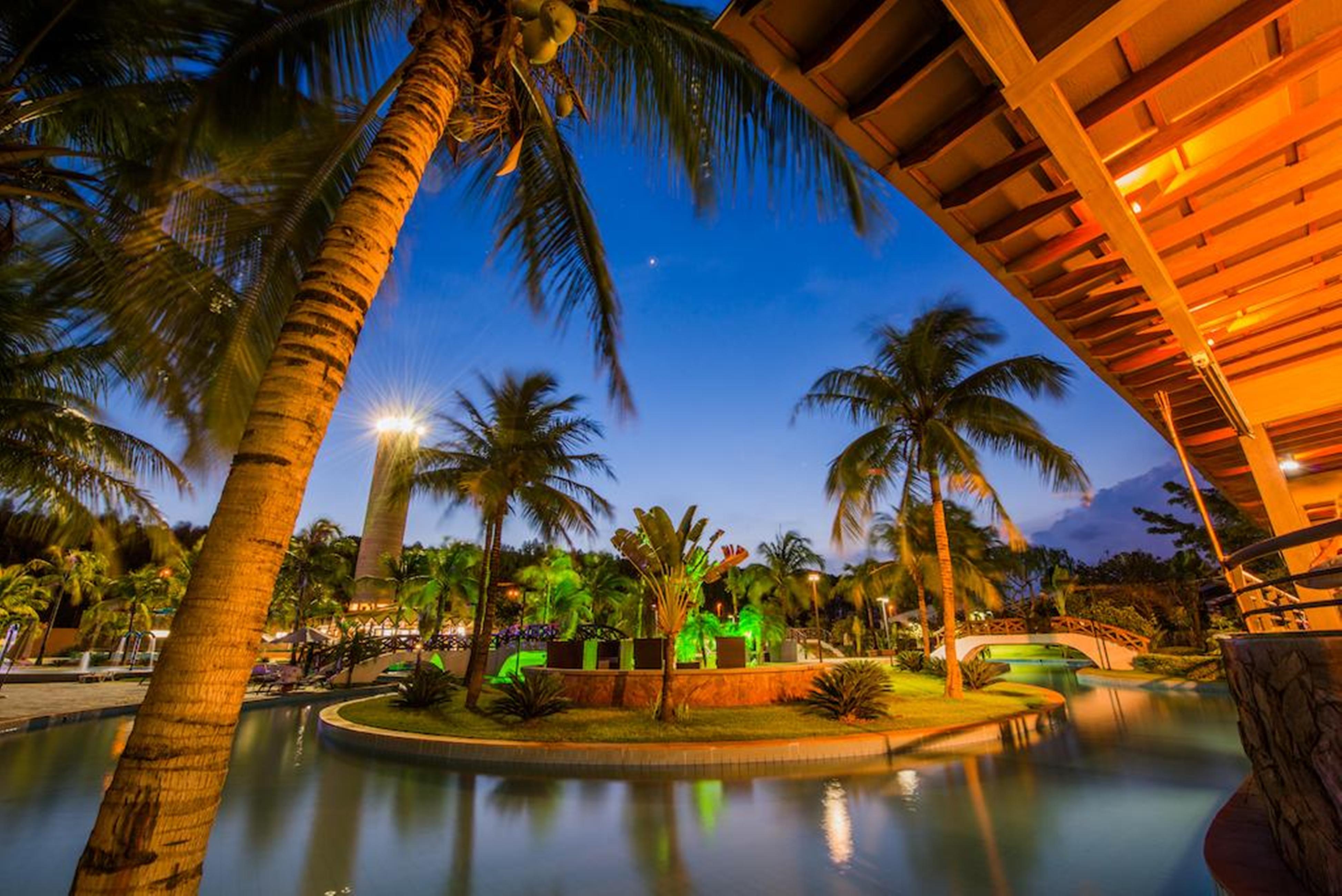 Blue Tree Thermas de Lins Extérieur photo The resort at night