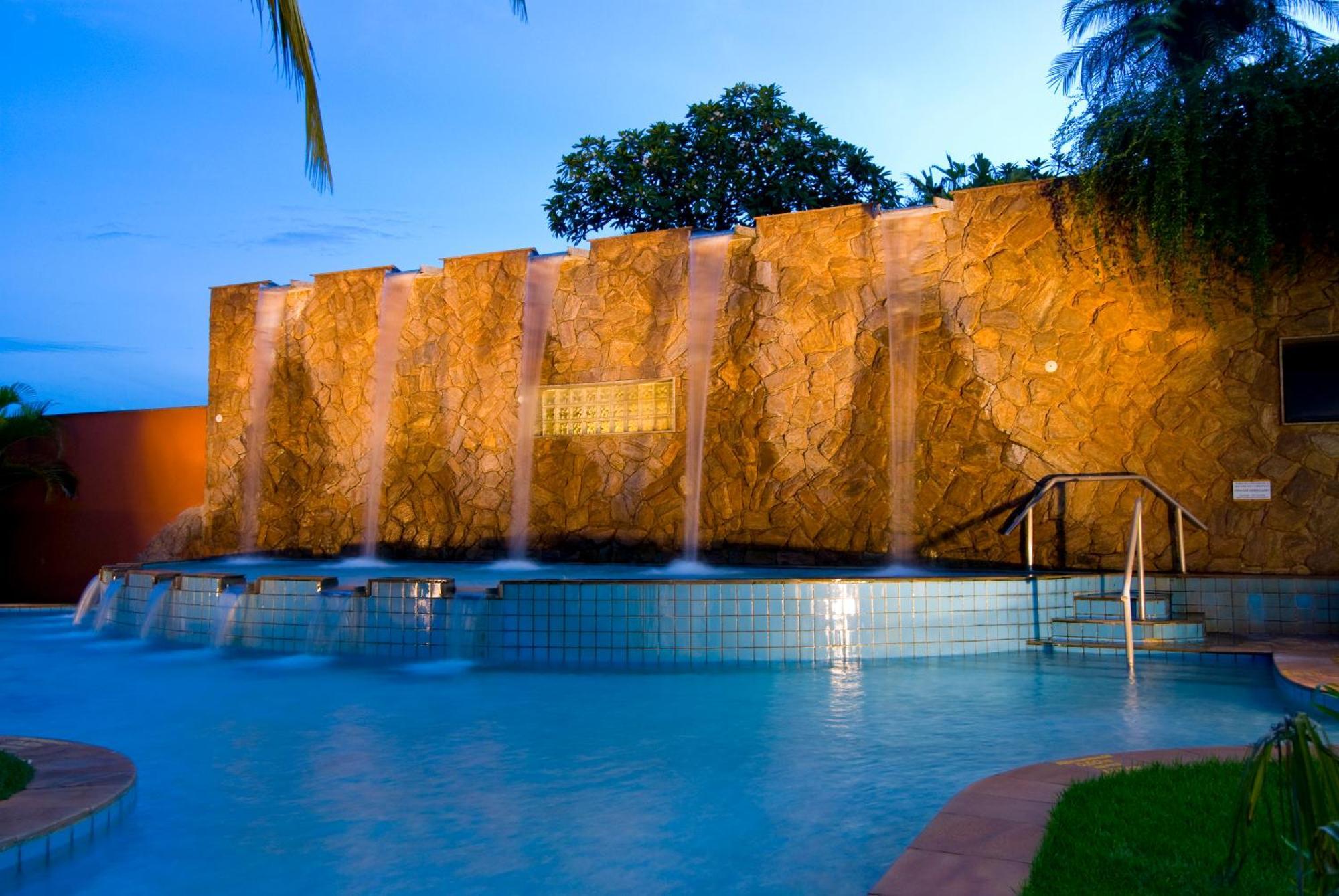 Blue Tree Thermas de Lins Extérieur photo The pool at the Taj Bengal