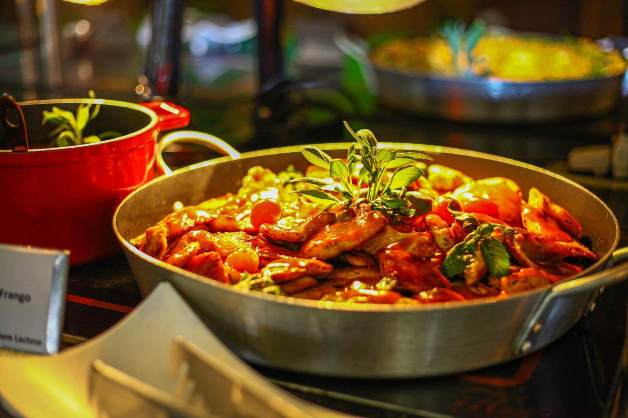 Blue Tree Thermas de Lins Extérieur photo A pan of chicken tikka masala