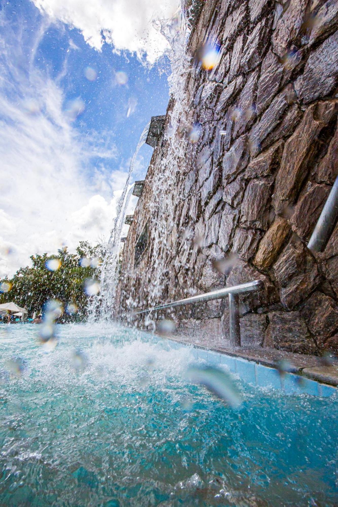 Blue Tree Thermas de Lins Extérieur photo The waterfall at the entrance of the spa