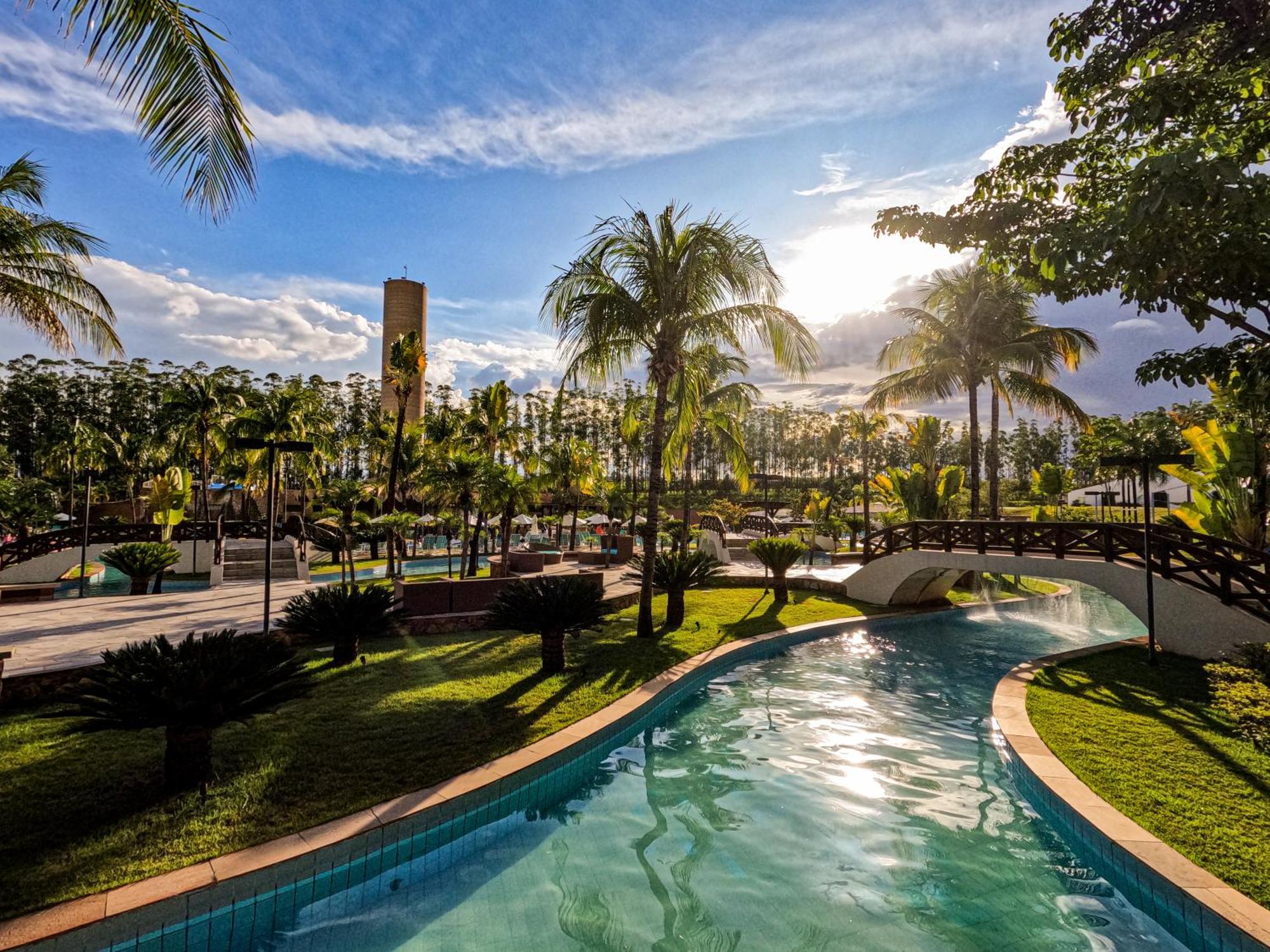 Blue Tree Thermas de Lins Extérieur photo The artificial river at the resort