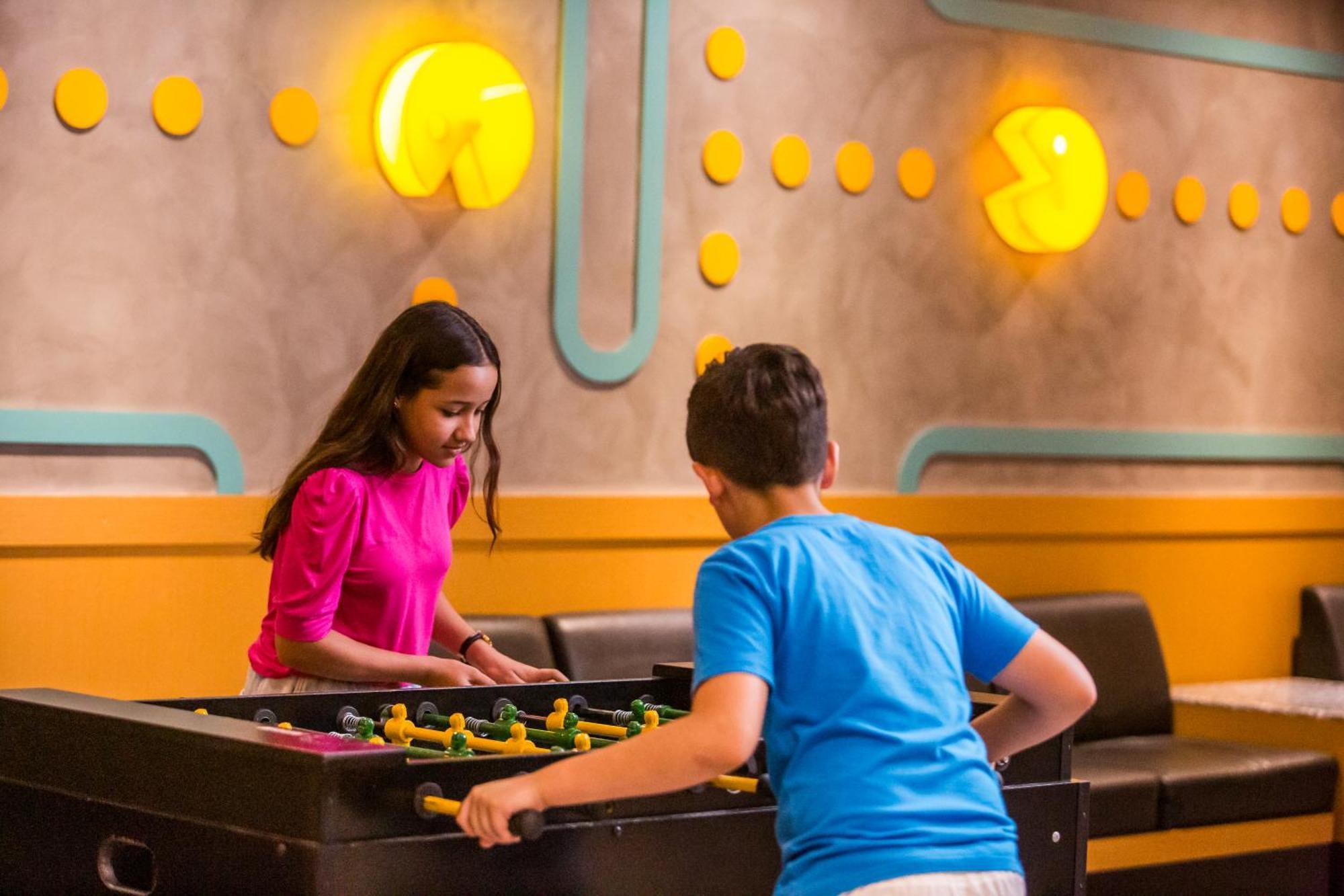 Blue Tree Thermas de Lins Extérieur photo Two children playing table football
