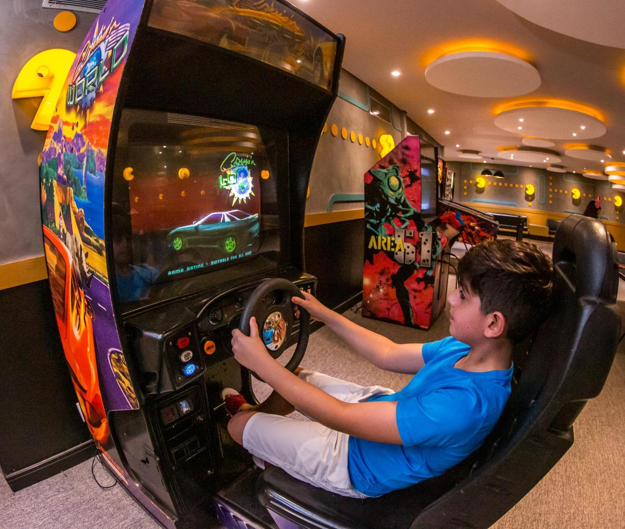 Blue Tree Thermas de Lins Extérieur photo A child playing a racing game