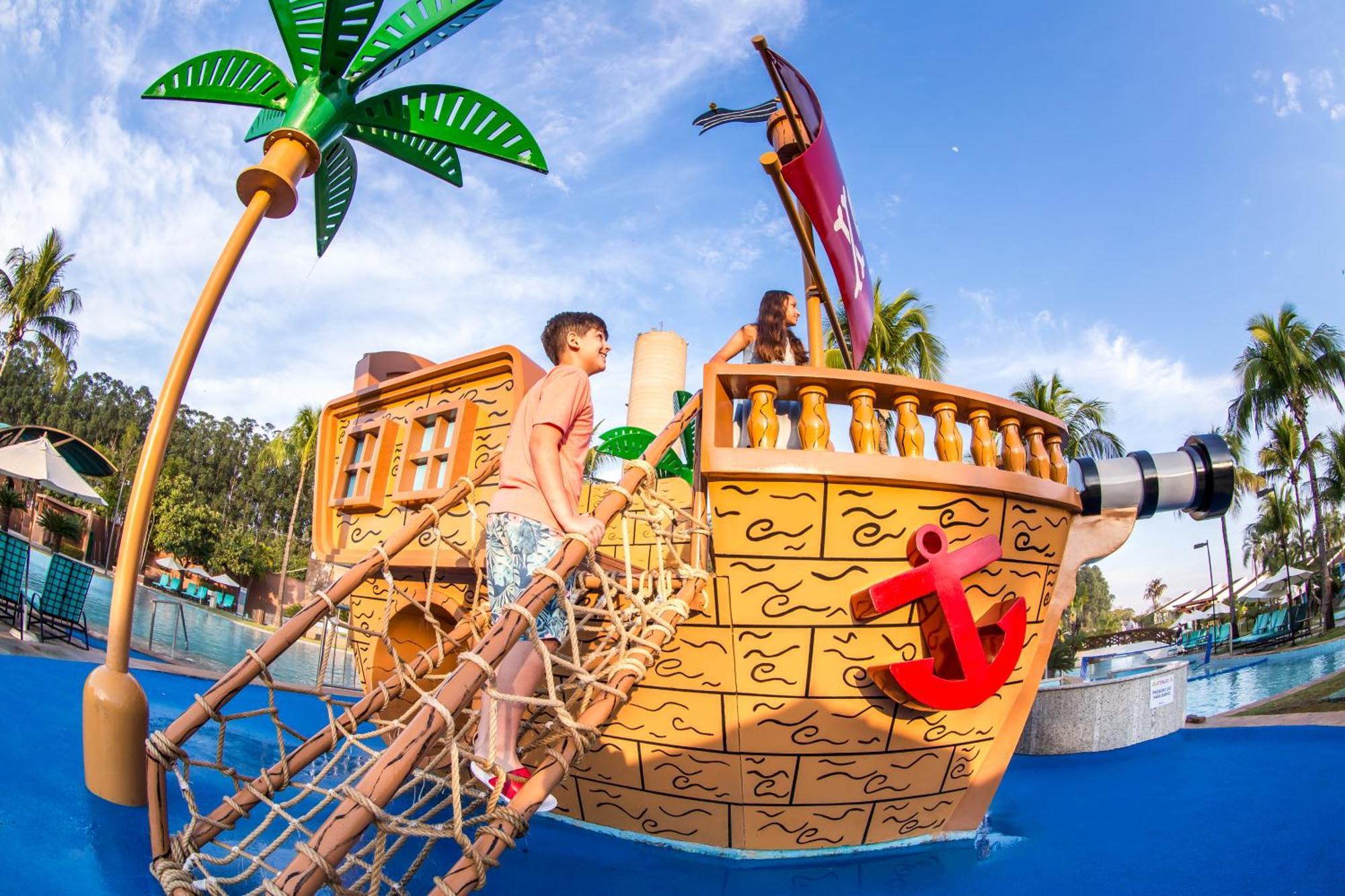 Blue Tree Thermas de Lins Extérieur photo The pirate ship at the Splash Zone