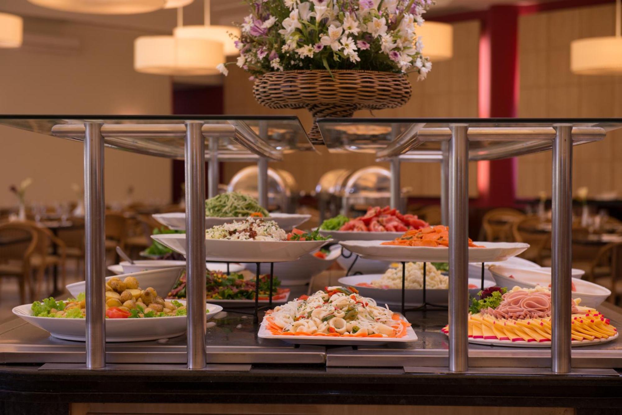 Blue Tree Thermas de Lins Extérieur photo A buffet at a hotel
