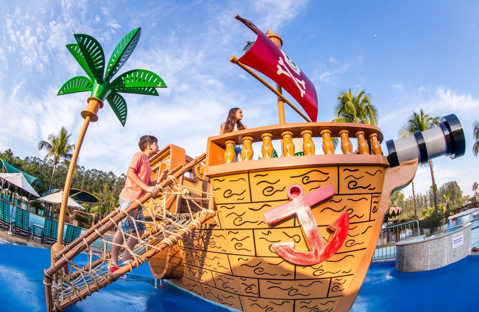Blue Tree Thermas de Lins Extérieur photo The pirate ship at Wet'n'Wild